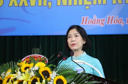 6. đồng chí Hoàng Thị Định- UV BCH HLHPN tỉnh- Chủ tịch HPN huyện khai mạc đại hội.jpg