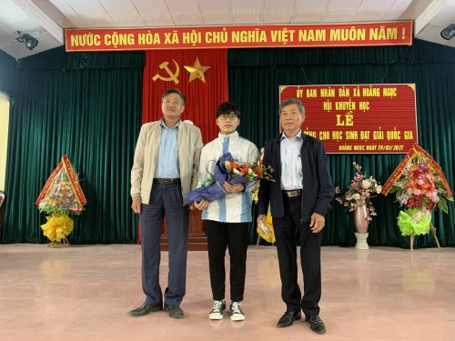 1. Lãnh đạo xã Hoằng Ngọc và Hội khuyến học trao thưởng cho em Bùi Đình Sang.jpg