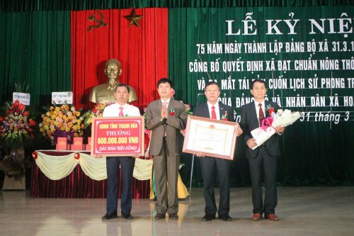 7. Đồng chí Bí thư Huyện ủy trao bằng công nhận xã đạt NTM nâng cao và tiền thưởng của UBND tỉnh cho xã Hoằng Tiến.jpg