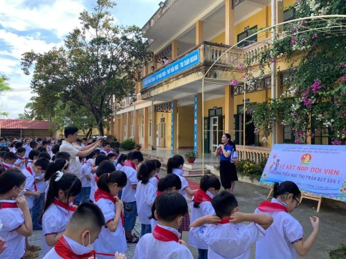 1. Vừa qua Trưởng Tiểu học Thị trấn Bút Sơn 1 tổ chức kết nạp 169 em nhi đồng chăm ngoan vào tổ chức Đội.jpg