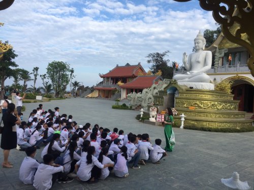 3. Những giờ học ngoại khóa ý nghĩa - hành trình về nguồn, tìm hiểu các di tích văn hóa, lịch sử trên địa bàn.jpg