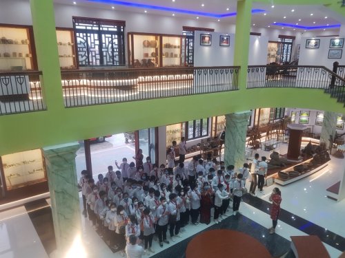 7. Thăm quan Nhà truyền thống huyện Hoằng Hóa.jpg
