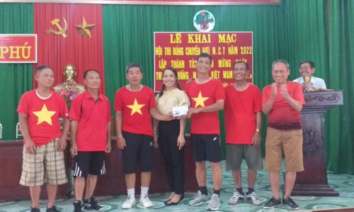 Đại diện lãnh đạo địa phương Trao giải nhất bóng chuyền hơi xã Hoằng phú năm 2022 cho Thôn Phú thượng 1.png