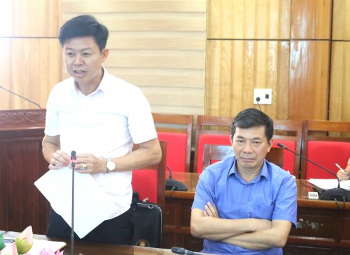 Ảnh 3. Đồng chí Lê Hồng Quang - TVHU, Phó chủ tịch TT UBND huyện tham luận tại hội nghị.JPG