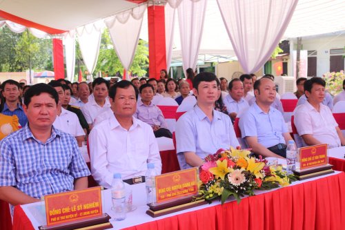 2. Các đồng chí lãnh đạo tỉnh, huyện, con em  Hoằng Lộc xa quê  dự lễ.jpg