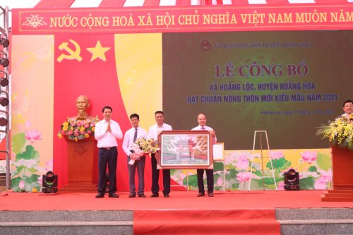 3.2cá nhân đồng chí Lê Đức Giang- PCT UBND tỉnh tặng quà cho xã.jpg