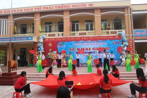 1. Văn nghệ chào mừng lễ khai giảng của các bạn học sinh nhà trường biểu diễn.jpg
