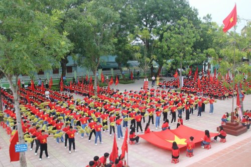2. Màn đồng diễn sân trường với những động tác khỏe khoắn và sôi động.jpg