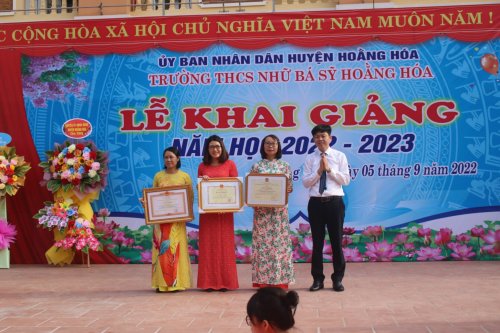 7. Nhiều thầy cô giáo và học sinh đạt thành tích xuất sắc được nhận bằng khen, giấy khen và phần thưởng trong dịp này.jpg