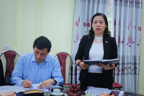 9... và đồng chí Trịnh Thị Quế - TVHU, Trưởng Ban Dân vận, Chủ tịch UB MTTQ huyện tham gia ý kiến tại hội nghị.jpg