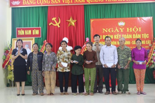 Ảnh 10. Đồng chí Lê Xuân Thu, Tỉnh ủy viên, Bí thư Huyện ủy, Chủ tịch HĐND huyện_ đồng chí Đoàn Thị Hải, Phó Bí Thường trực Huyện ủy đã trao quà tại buổi lễ.jpg