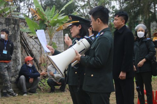 1. Chi cục Thi hành án dân sự huyện đọc quyết định cưỡng chế.jpg