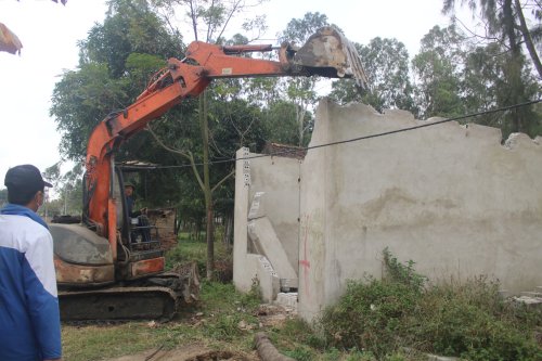 2. Nhanh chóng tiến hành tháo dỡ ngôi nhà xây lấn chiếm đất.jpg