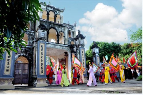 1. Cổng đình Thượng làng Phú Khê xã Hoằng Phú trong lễ hội kỳ phúc đầu năm.jpg
