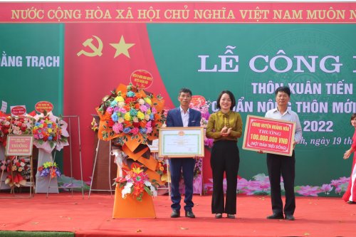 7. đồng chí Nguyễn Thị Thu Hà - UVBCH  Đảng bộ huyện- PCT UBND huyện trao  thưởng 100 triệu đồng của UBND huyện cho thôn.jpg