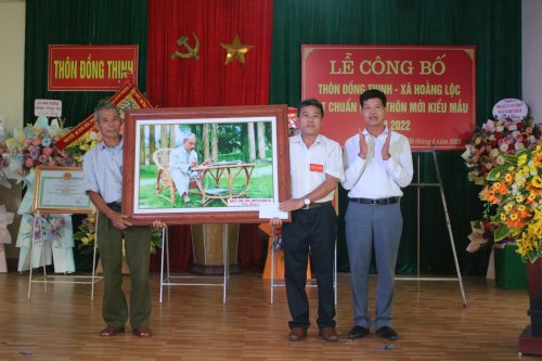 7. Xã Hoằng Lộc tặng quà cho nhân dân thôn Đồng Thịnh.jpg