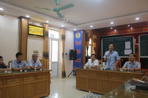Đồng chí PCT UBND tỉnh Đầu Thanh Tùng trao đổi với lực lượng làm thi tại Hội đồng thi THPT Lương Đắc Bằng.jpg