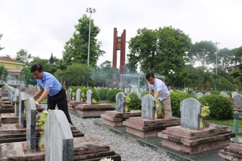 8.1... Tại Nghĩa trang liệt sĩ Him Lam.jpg