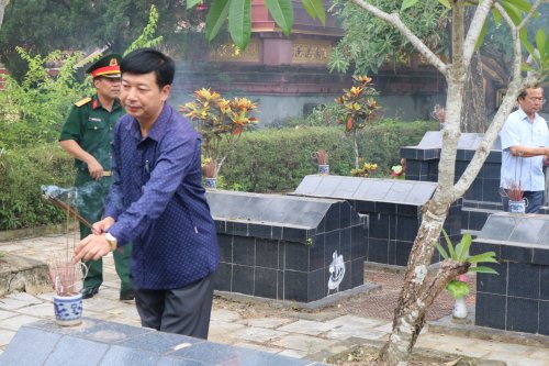 6. Đồng chí Lê Xuân Thu- TUV- BT HU- CT HĐND huyện cùng các thành viên đã tới dâng hương từng phần mộ các anh hùng liệt sĩ.jpg
