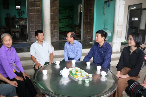 13. và thăm tặng quà cho TB 81 % Lê Văn Học ở thôn 1, xã Hoằng Trinh.jpg