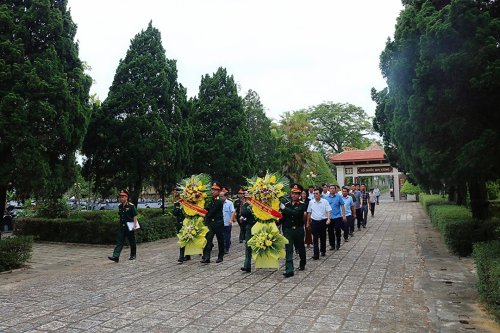 1. Phó Chủ tịch Thường trực HĐND tỉnh Lê Tiến Lam cùng các thành viên trong đoàn đã dâng hoa, dâng hương, tưởng niệm các anh hùng liệt sỹ tại Nghĩa trang liệt sỹ huyện Hoằng Hoá.jpg