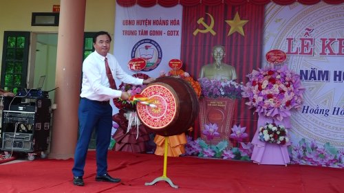 Thầy Nguyễn Văn Bài đánh trống khai trường.png