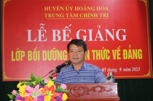 4. đồng chí Lê Anh Tuấn - TVHU- Trưởng ban Tuyên giáo- GĐ TT chính trị huyện đánh giá quá trình học tập của lớp.jpg