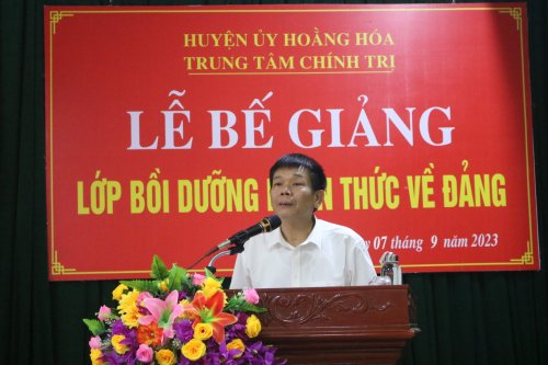 6. Đồng chí Lê Văn Nghĩa - TVHU- Trưởng ban Tổ chức phát biểu tại lễ bế giảng.jpg