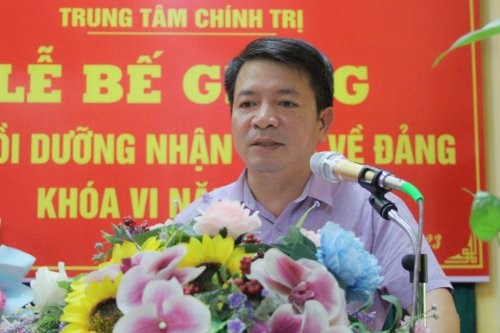 2. Đồng chí Lê Anh Tuấn - TVHU, Trưởng Ban Tuyên giáo, Giám đốc Trung tâm chính trị huyện báo cáo đánh giá khóa bồi dưỡng....jpg