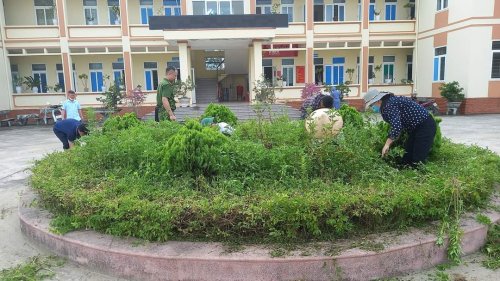 Đoàn viên Công đoàn xã Hoằng Hà cắt tỉa chăm sóc bồn cây trước công sở.jpg