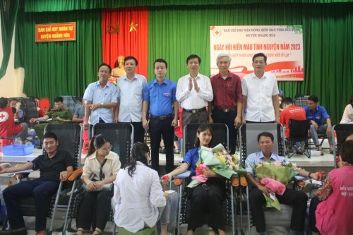 1. Đồng chí Lê Xuân Thu - Tỉnh ủy viên - Bí thư Huyện ủy - Chủ tịch HĐND huyện đến động viên tình nguyện viên tham gia hiến máu.jpg