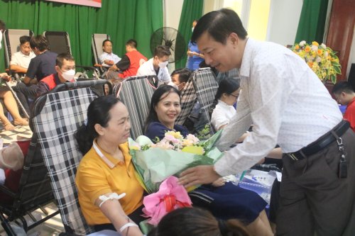 2. Đồng chí Bí thư Huyện ủy Lê Xuân Thu tặng hoa động viên tình nguyện viên tham gia hiến máu.jpg
