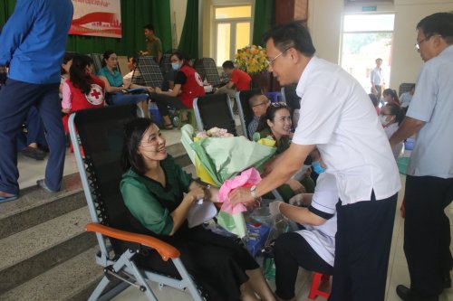 4. Đồng chí Lê Văn Phúc – TVHU – PCT.UBND huyện - Trưởng BCĐ vận động hiến máu tình nguyện huyện động viên tình nguyện viên.jpg