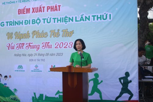 0. Bà Hoàng Thị  Định - CT HPN huyện   phát biểu khai mạc tại chương trình đi bộ gay quỹ làm quà tặng tết Trung thu cho các em do HPN huyện phối hợp với Bệnh viện đa khao Hải tiến tổ chức.jpg
