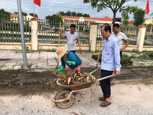3. Chủ tịch UBND xã Hoằng Hà đang vận chuyển rác về nơi quy định.jpg