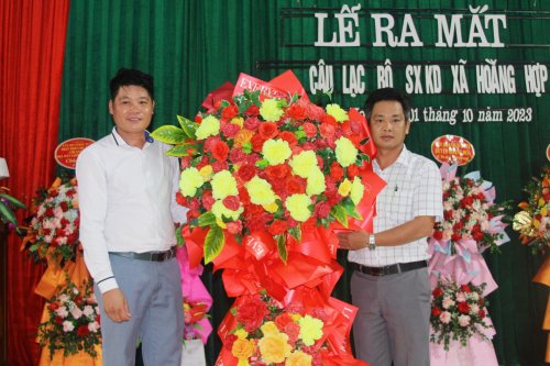 4. Đồng chí Nguyễn Quang Công - Phó Chủ tịch UBND xã tặng hoa chúc mừng CLB..jpg