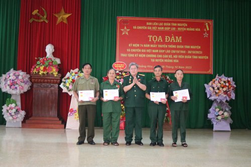5. Trưởng BLL quân tình nguyện tại Lào cấp tỉnh trao kỷ niệm chương cho các hội viên thuộc BLL huyện Hoằng Hóa .JPG