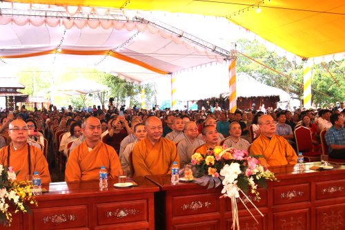 1.Hòa thượng Thích Thanh Nhiễu, Phó Chủ tịch Thường trực Hội đồng trị sự Trung ương giáo hội Phật giáo Việt Nam cùng các đại biểu tham dự đại lễ kỷ niệm..JPG