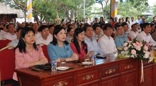 2. Đồng chí Tạ Thị Yên, Phó Ban Công tác Đại biểu Quốc hội (thuộc Ủy ban Thường vụ Quốc hội), cùng các đại biểu tham dự đại lễ kỷ niệm..jpg