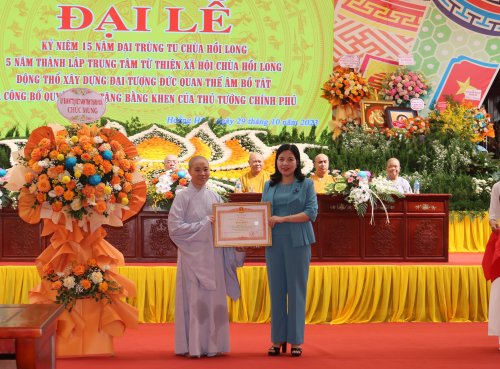 8. Thừa ủy quyền của Thủ tướng Chính phủ, đồng chí Phạm Thị Thanh Thủy, Ủy viên Ban Thường vụ, Trưởng Ban Dân vận Tỉnh ủy, Chủ tịch Ủy ban MTTQ tỉnh trao Bằng khen cho sư thầy Thích Đàm Ngoan, Trụ trì chùa.JPG