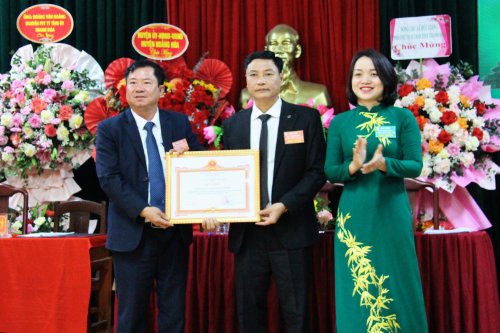 13. Đồng chí Nguyễn Thị Thu Hà - Phó Chủ tịch UBND huyện trao giấy khen của UBND huyện cho Hội SVC huyện..jpg