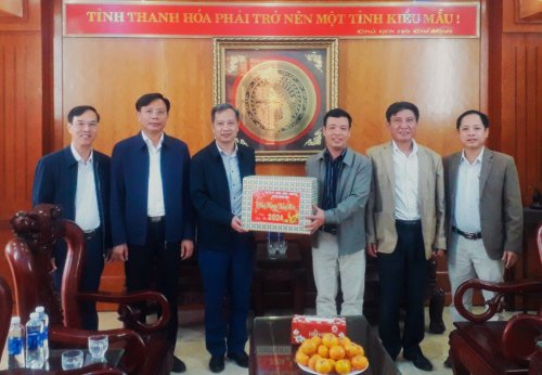 1. Đoàn công tác huyện Hoằng Hóa trao quà tại huyện Mường Lát..jpg