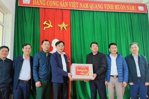 2. Thăm và chúc tết Đảng ủy, HĐND, UBND, UB MTTQ xã Nhi Sơn..jpg