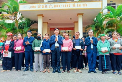 3. Tặng quà cho các hộ gia đình khó khăn trên địa bàn xã Nhi Sơn huyện Mường Lát..jpg