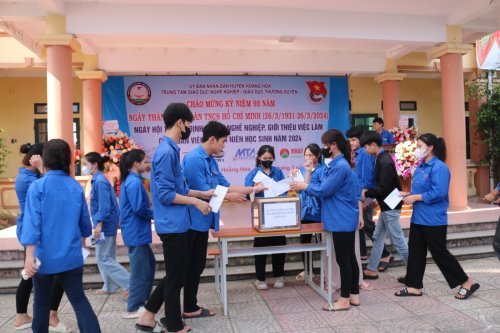 3. các Đoàn viên hăng hái ủng hộ đoàn viên Cường chi đoàn 12 A3.JPG