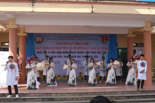 VN do các đoàn viên Đoàn trường TT biểu diễn.JPG