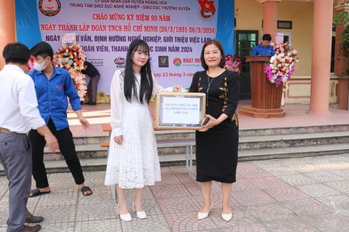ngay sau phát động đã quyên góp được 20 triệu đồng trao cho Đoàn viên Cường.JPG