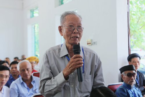 Ông Nguyễn Đình Tạo - thôn Cần Kiệm thảo luận tại hội thảo cung cấp thêm nhiều thôn tin hữu ích cho các NNC..jpg