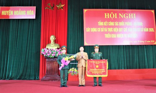 3. Đồng chí Lê Xuân Thu - Tỉnh ủy viên, Bí thư Huyện ủy trao cờ của UBND tỉnh cho Ban CHQS huyện Hoằng Hóa năm 2021.jpg