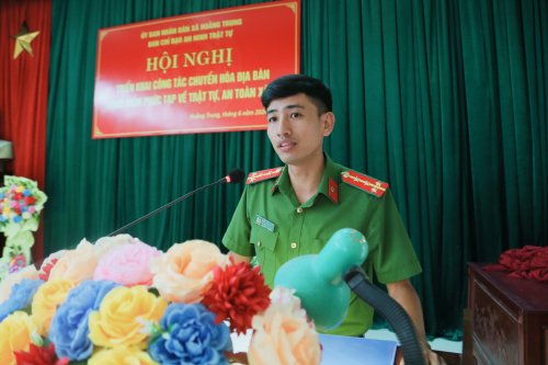 Đại úy Nguyễn Xuân Thương - Phó Trưởng Công an xã điều hành hội nghị..jpg